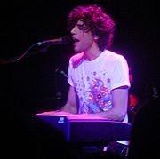 Mika tocando un teclado